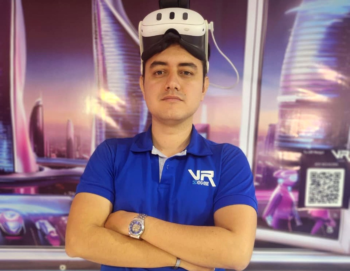 Edwin operando una experiencia de realidad virtual en VR Zone